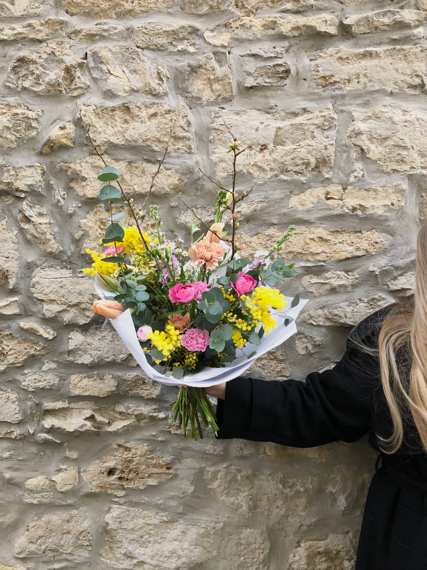 Blumenstrauß wild/locker mit verschiedenen Blumen der Saison