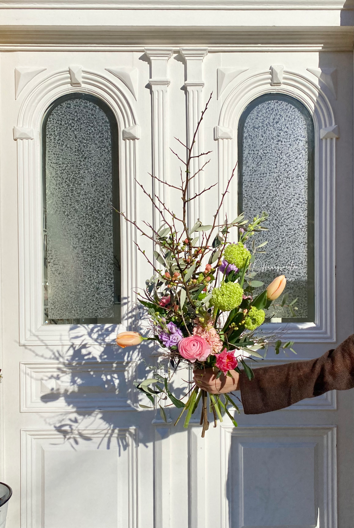 Blumenstrauß wild/locker mit verschiedenen Blumen der Saison